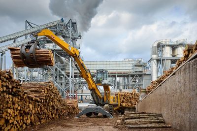 A Liebherr TA 230 ADT being loaded by a Volvo excavator