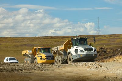 A Volvo and a Liebherr ADT from the SER fleet working side by side