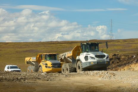 A Volvo and a Liebherr ADT from the SER fleet working side by side