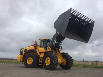 An SER Volvo L180H, pin-on bucket modified with spillguard and side extensions